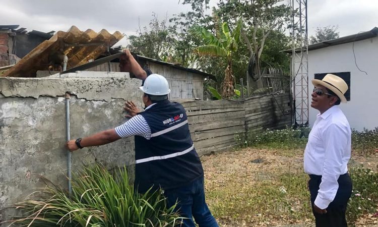 HIDROJAR-EP. Agua de Jaramijó, informa. El día de hoy conjuntamente con el Sr. Angel Plaza, e Ing. Abel Avila; Alcalde Subrogante y Concejal del cantón respectivamente, se realizó un recorrido por varios sectores del cantón Jaramijó para verificar la entrega del servicio de agua potable a los nuevos usuarios, luego de entrar en funcionamiento la línea de conducción de agua potable desde Colisa hasta la fábrica Fishcorp, en las imágenes se muestran viviendas de los sector Jaramisol y las Brisas, donde empezó a ingresar agua de nuestra planta potabilizadora. Invitamos a la ciudadanía cuidar de este servicio.
Ejecutamos obras para servir mejor.