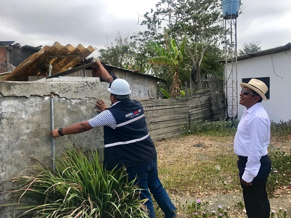 HIDROJAR-EP. Agua de Jaramijó, informa. El día de hoy conjuntamente con el Sr. Angel Plaza, e Ing. Abel Avila; Alcalde Subrogante y Concejal del cantón respectivamente, se realizó un recorrido por varios sectores del cantón Jaramijó para verificar la entrega del servicio de agua potable a los nuevos usuarios, luego de entrar en funcionamiento la línea de conducción de agua potable desde Colisa hasta la fábrica Fishcorp, en las imágenes se muestran viviendas de los sector Jaramisol y las Brisas, donde empezó a ingresar agua de nuestra planta potabilizadora. Invitamos a la ciudadanía cuidar de este servicio.
Ejecutamos obras para servir mejor.