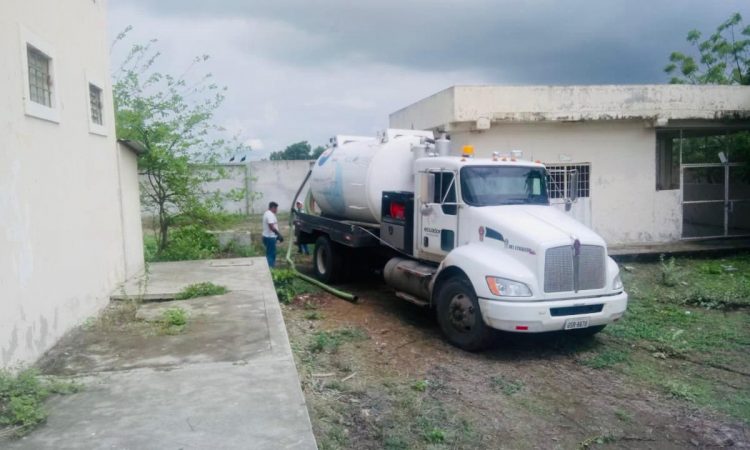 Informamos a la ciudadanía que el día de ayer con apoyo del Hidrosuccionador administrado por el GADM del cantón 24 de Mayo, hemos realizado limpieza de varios pozos del alcantarillado sanitario de la ciudad, entre los que están: limpieza del pozo séptico del Sub Centro de Salud, limpieza en el Barrio San Rafael y Santa […]