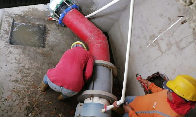 HIDROJAR EP. Informa: Desde horas de la madrugada nos encontramos trabajando y seguimos trabajando en la VARIACIÓN DE TUBERÍA DE INGRESO DE AGUA CRUDA A PLANTA JARAMIJÓ, con el levantamiento de adoquinado del área, perforación de caja de hormigón, derrocamiento y desalojo para encofre de plataforma, armado de encofrado para anclajes y la construcción de […]