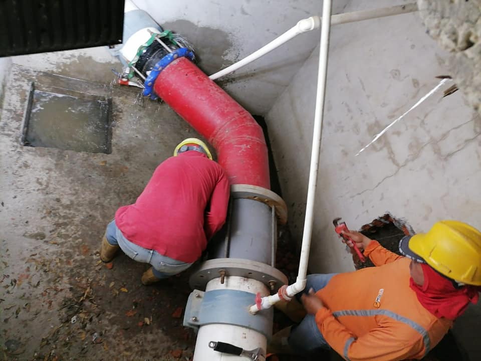 HIDROJAR EP. Informa: Desde horas de la madrugada nos encontramos trabajando y seguimos trabajando en la VARIACIÓN DE TUBERÍA DE INGRESO DE AGUA CRUDA A PLANTA JARAMIJÓ, con el levantamiento de adoquinado del área, perforación de caja de hormigón, derrocamiento y desalojo para encofre de plataforma, armado de encofrado para anclajes y la construcción de […]